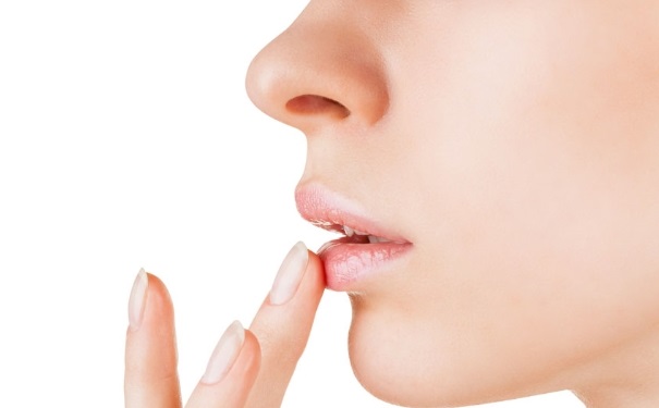 漂唇过后唇部干燥