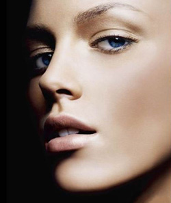 专家解惑：玻尿酸隆下巴之后可以随意揉捏吗？