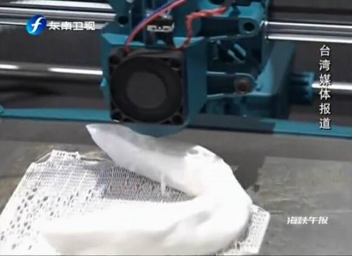 3D打印机正打印隆下巴假体