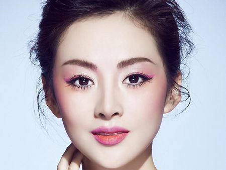 女生脸上长晒斑